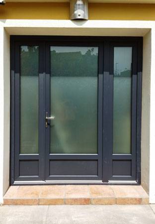 Pose de portes d’entrée avec vitrage à La Magdelaine-sur-Tarn – Sécurité, isolation et design