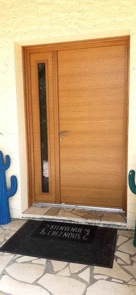 Remplacement d'une porte d'entrée bois par une porte d'entrée contemporaine isolante en bois à L'Union