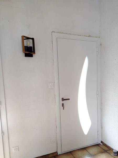 Remplacement d'une porte d'entrée en bois par de l'aluminium