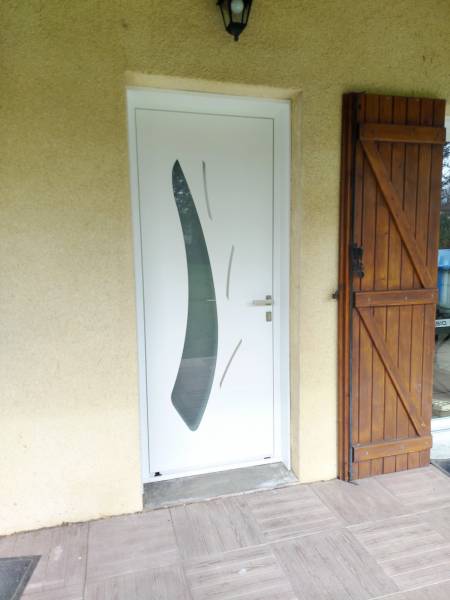 Porte d'entrée en aluminium. Porte d'entrée contemporaine